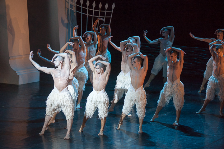 Matthew Bourne's Swan Lake @ Stadsschouwburg, picture 39, photographed by Koen Rondelez - FrontView Magazine