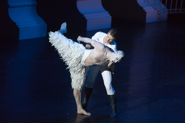 Matthew Bourne's Swan Lake @ Stadsschouwburg, picture 43, photographed by Koen Rondelez - FrontView Magazine