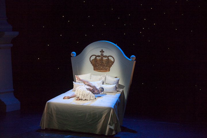 Matthew Bourne's Swan Lake @ Stadsschouwburg, picture 67, photographed by Koen Rondelez - FrontView Magazine