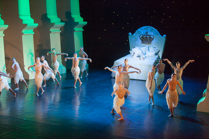 Matthew Bourne's Swan Lake @ Stadsschouwburg, picture 70, photographed by Koen Rondelez - FrontView Magazine