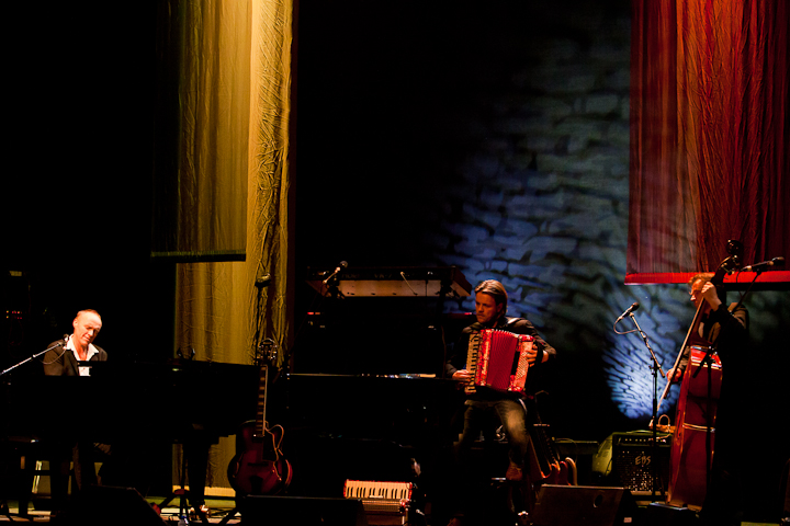 Stef Bos & Band @ de Warande, picture 24, photographed by Carine Wouters - FrontView Magazine