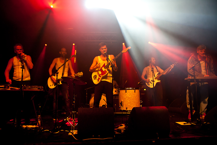 De Geweldigheid @ 013, picture 7, photographed by Gunter Van Hoye - FrontView Magazine