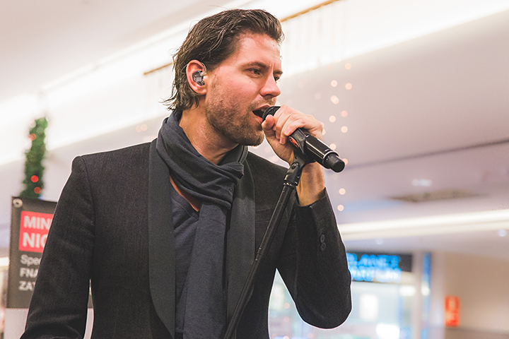 Nick & Simon en Barbara Dex @ Fnac Wijnegem, picture 1, photographed by Elke Briers - FrontView Magazine