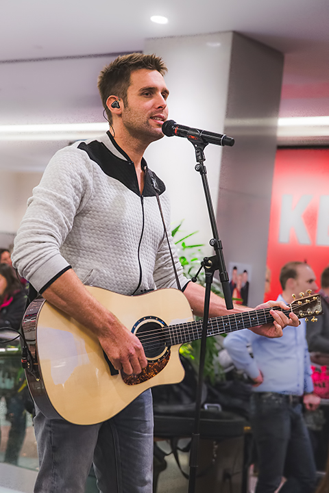 Nick & Simon en Barbara Dex @ Fnac Wijnegem, picture 3, photographed by Elke Briers - FrontView Magazine