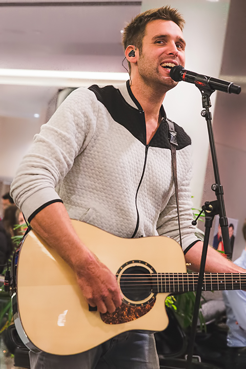 Nick & Simon en Barbara Dex @ Fnac Wijnegem, picture 5, photographed by Elke Briers - FrontView Magazine