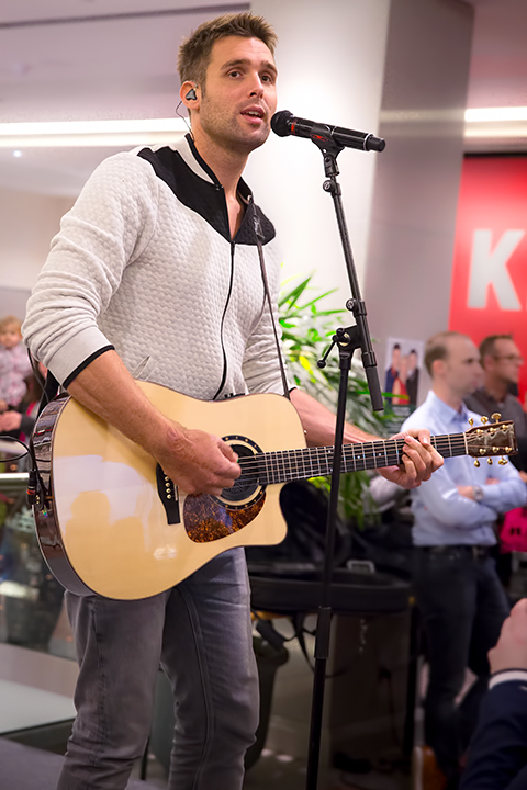 Nick & Simon en Barbara Dex @ Fnac Wijnegem, picture 8, photographed by Elke Briers - FrontView Magazine