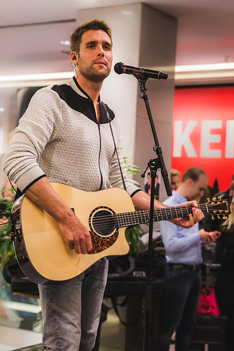 Nick & Simon en Barbara Dex @ Fnac Wijnegem, picture 17, photographed by Elke Briers - FrontView Magazine