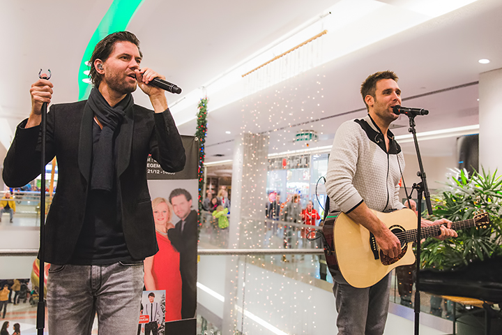 Nick & Simon en Barbara Dex @ Fnac Wijnegem, picture 26, photographed by Elke Briers - FrontView Magazine
