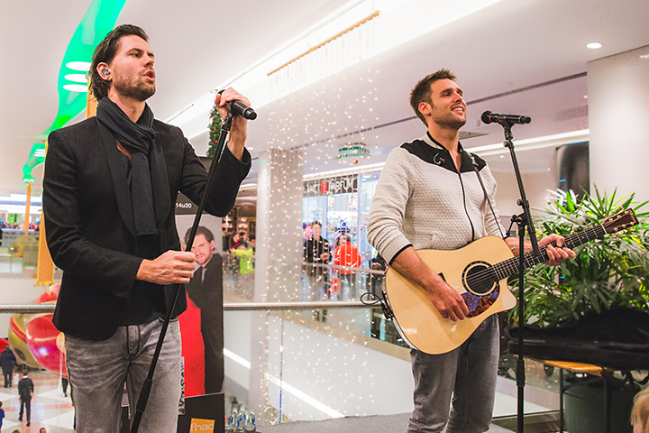 Nick & Simon en Barbara Dex @ Fnac Wijnegem, picture 27, photographed by Elke Briers - FrontView Magazine