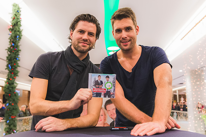 Nick & Simon en Barbara Dex @ Fnac Wijnegem, picture 29, photographed by Elke Briers - FrontView Magazine