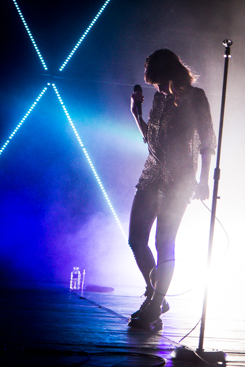 CHVRCHES @ Trix, picture 2, photographed by Tom Stessens - FrontView Magazine