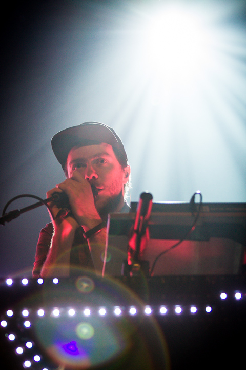CHVRCHES @ Trix, picture 4, photographed by Tom Stessens - FrontView Magazine