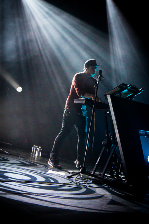 CHVRCHES @ Trix, picture 5, photographed by Tom Stessens - FrontView Magazine