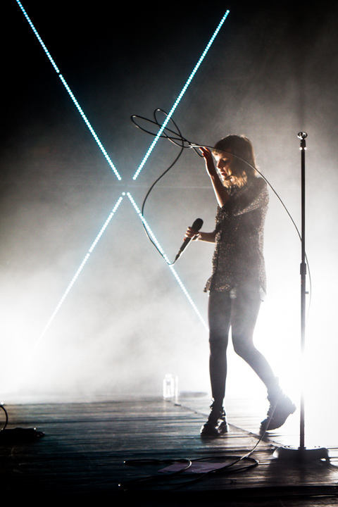 CHVRCHES @ Trix, picture 7, photographed by Tom Stessens - FrontView Magazine