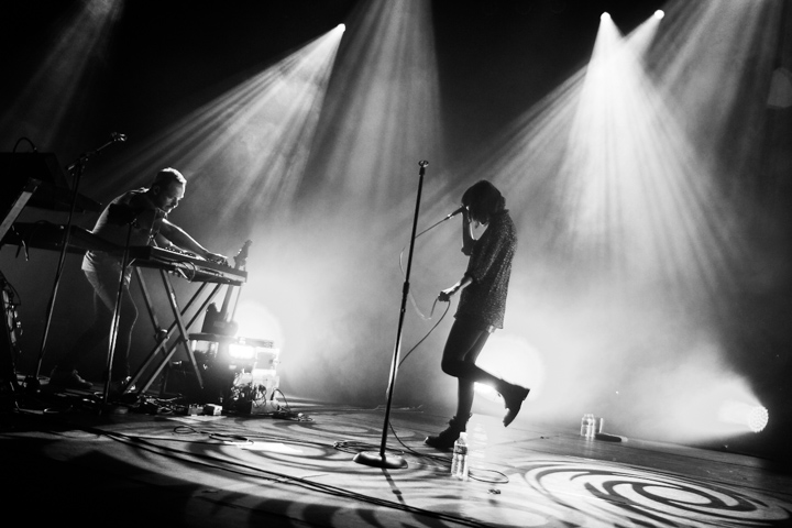 CHVRCHES @ Trix, picture 8, photographed by Tom Stessens - FrontView Magazine