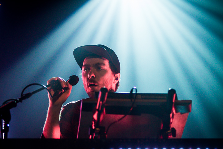 CHVRCHES @ Trix, picture 9, photographed by Tom Stessens - FrontView Magazine