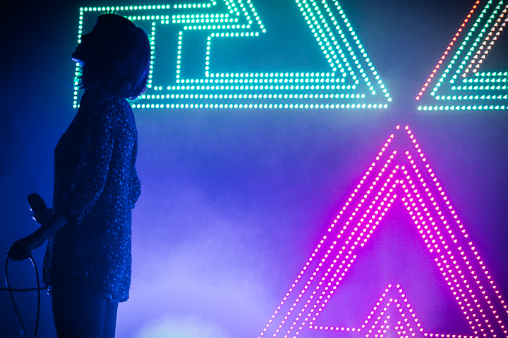 CHVRCHES @ Trix, picture 10, photographed by Tom Stessens - FrontView Magazine