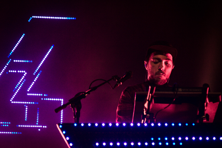 CHVRCHES @ Trix, picture 14, photographed by Tom Stessens - FrontView Magazine