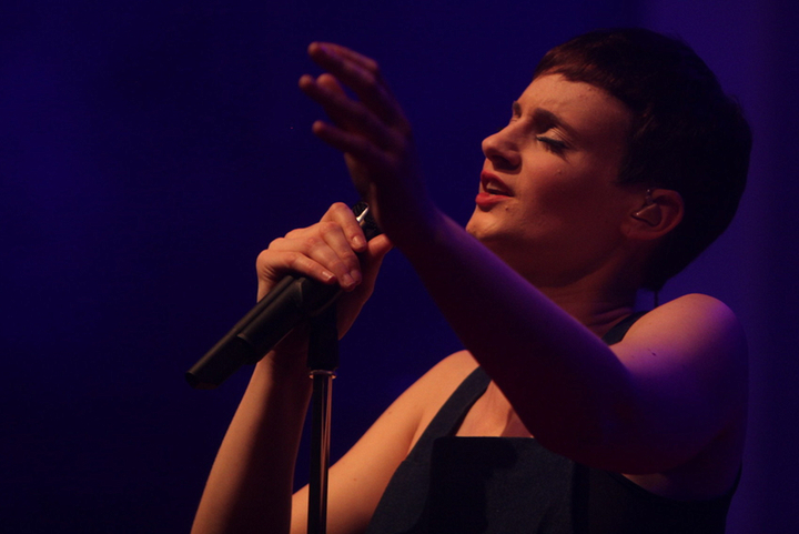 Hooverphonic Q-Showcase, picture 1, photographed by FrontView Magazine