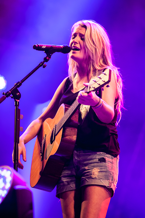 Miss Montreal @ Paaspop 2014, foto 2, foto's door Dorien Goetschalckx - FrontView Magazine