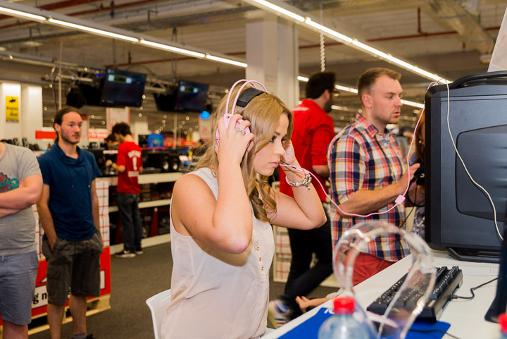 Camille Van Brabander : Counter-Strike Condition Zero Shootout at Media Markt Gent, picture 1, photographed by Jonas Wallecan - FrontView Magazine