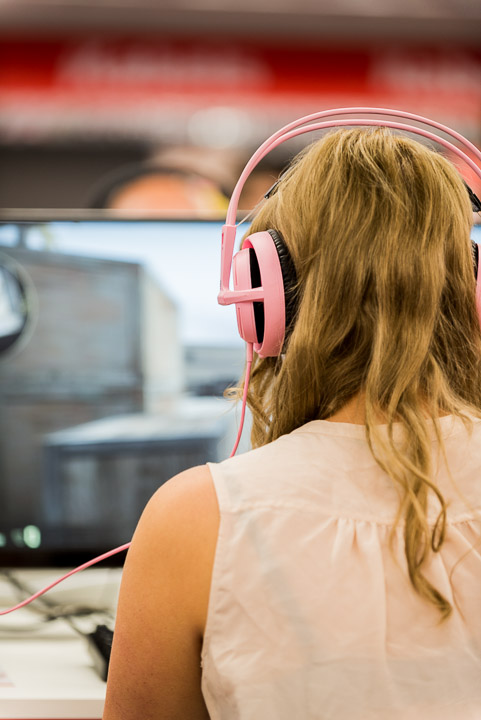 Camille Van Brabander : Counter-Strike Condition Zero Shootout at Media Markt Gent, picture 4, photographed by Jonas Wallecan - FrontView Magazine