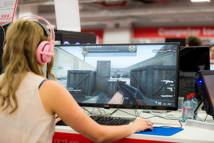 Camille Van Brabander : Counter-Strike Condition Zero Shootout at Media Markt Gent, picture 6, photographed by Jonas Wallecan - FrontView Magazine