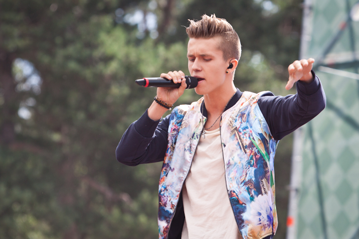 Ian Thomas @ pennenzakkenrock 2014, picture 4, photographed by Carine Wouters - FrontView Magazine