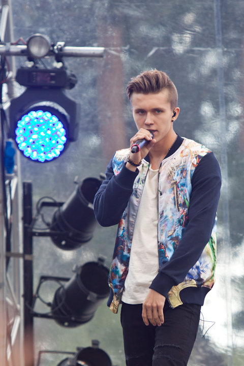 Ian Thomas @ pennenzakkenrock 2014, picture 6, photographed by Carine Wouters - FrontView Magazine