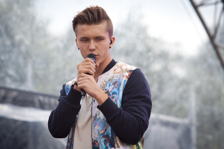 Ian Thomas @ pennenzakkenrock 2014, picture 7, photographed by Carine Wouters - FrontView Magazine