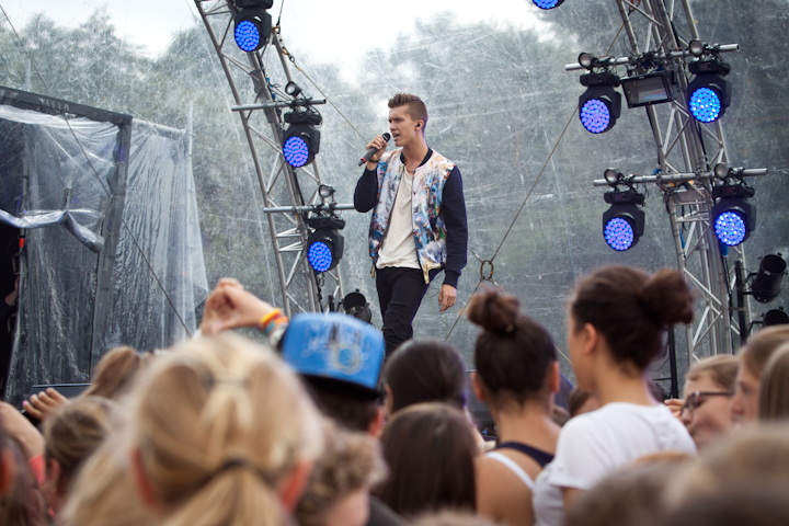 Ian Thomas @ pennenzakkenrock 2014, picture 9, photographed by Carine Wouters - FrontView Magazine