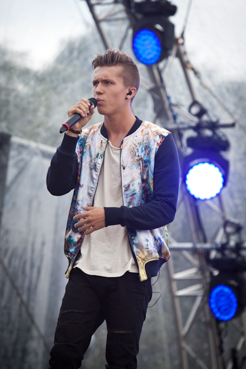 Ian Thomas @ pennenzakkenrock 2014, picture 11, photographed by Carine Wouters - FrontView Magazine