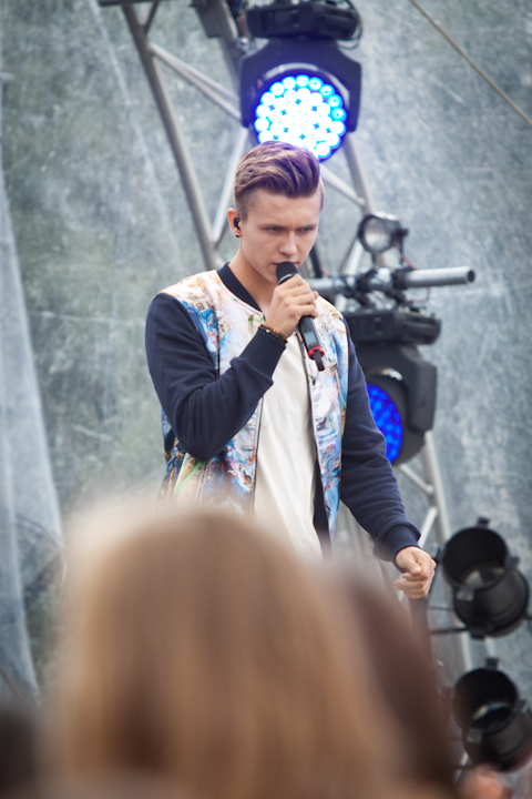 Ian Thomas @ pennenzakkenrock 2014, picture 13, photographed by Carine Wouters - FrontView Magazine