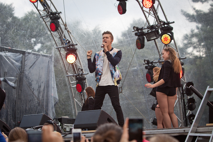 Ian Thomas @ pennenzakkenrock 2014, picture 14, photographed by Carine Wouters - FrontView Magazine