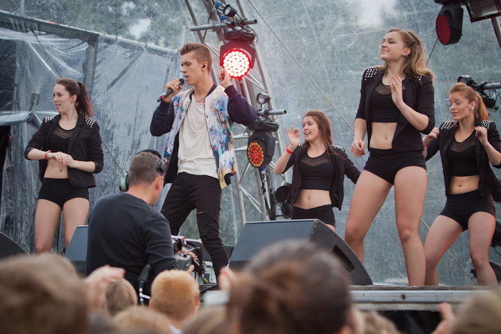 Ian Thomas @ pennenzakkenrock 2014, picture 16, photographed by Carine Wouters - FrontView Magazine