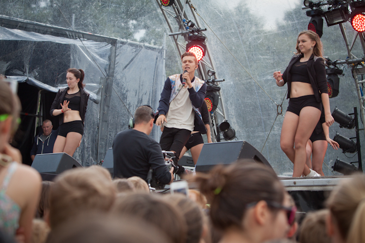 Ian Thomas @ pennenzakkenrock 2014, picture 17, photographed by Carine Wouters - FrontView Magazine