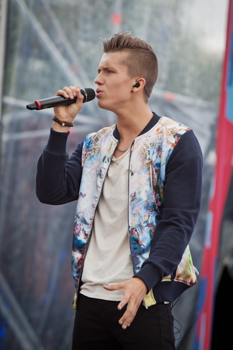 Ian Thomas @ pennenzakkenrock 2014, picture 20, photographed by Carine Wouters - FrontView Magazine
