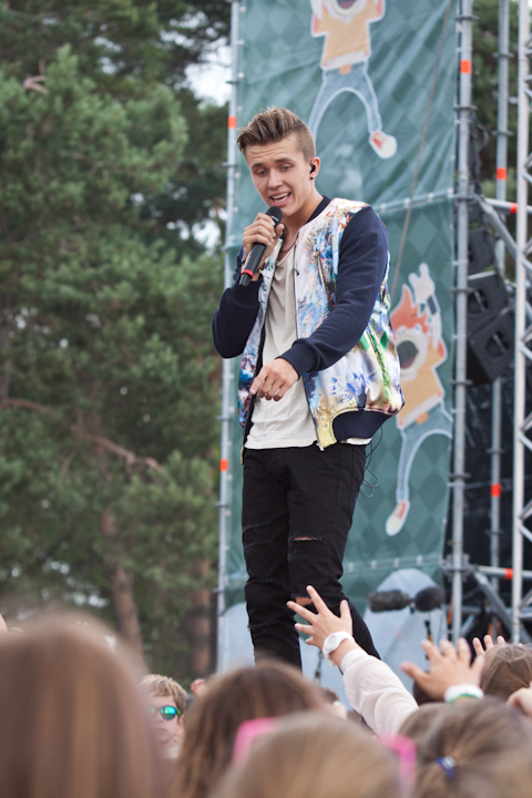 Ian Thomas @ pennenzakkenrock 2014, picture 21, photographed by Carine Wouters - FrontView Magazine