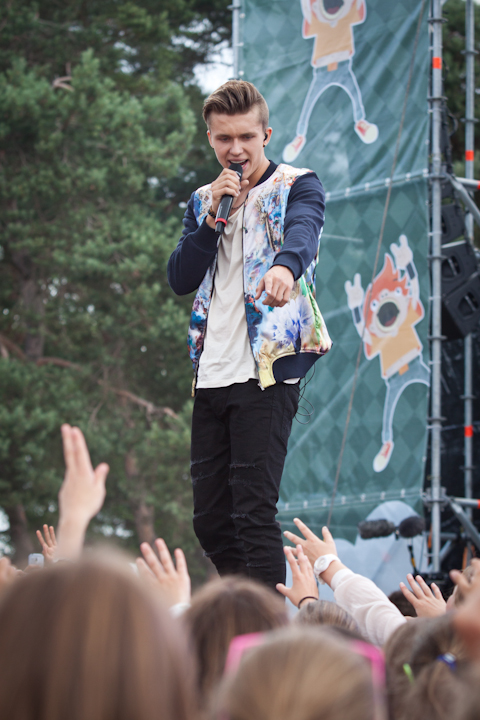 Ian Thomas @ pennenzakkenrock 2014, picture 22, photographed by Carine Wouters - FrontView Magazine