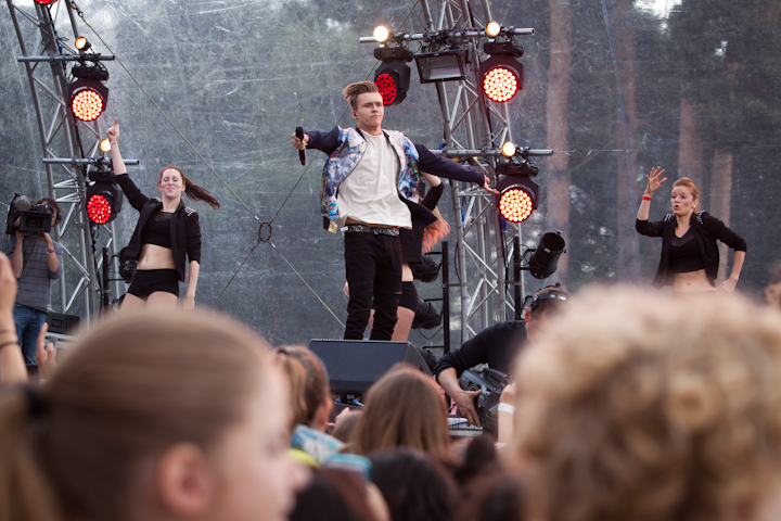 Ian Thomas @ pennenzakkenrock 2014, picture 26, photographed by Carine Wouters - FrontView Magazine