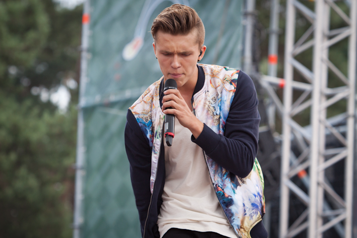 Ian Thomas @ pennenzakkenrock 2014, picture 27, photographed by Carine Wouters - FrontView Magazine
