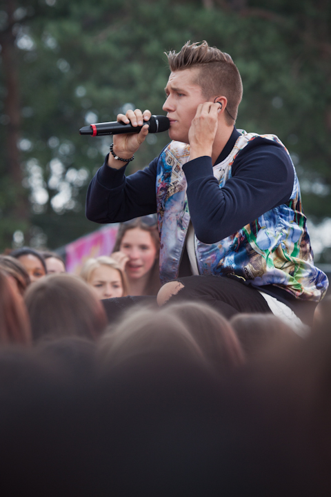 Ian Thomas @ pennenzakkenrock 2014, picture 30, photographed by Carine Wouters - FrontView Magazine