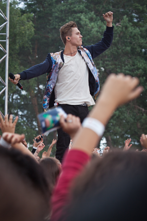 Ian Thomas @ pennenzakkenrock 2014, picture 31, photographed by Carine Wouters - FrontView Magazine
