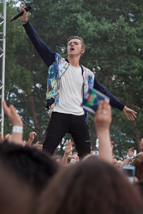 Ian Thomas @ pennenzakkenrock 2014, picture 32, photographed by Carine Wouters - FrontView Magazine