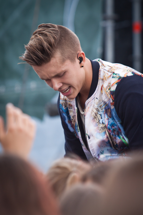 Ian Thomas @ pennenzakkenrock 2014, picture 33, photographed by Carine Wouters - FrontView Magazine