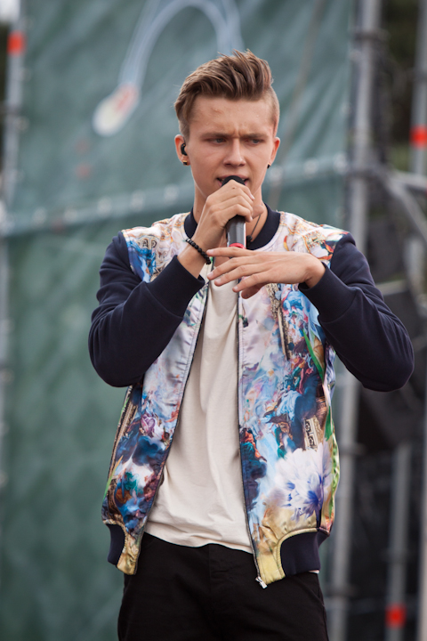 Ian Thomas @ pennenzakkenrock 2014, picture 34, photographed by Carine Wouters - FrontView Magazine