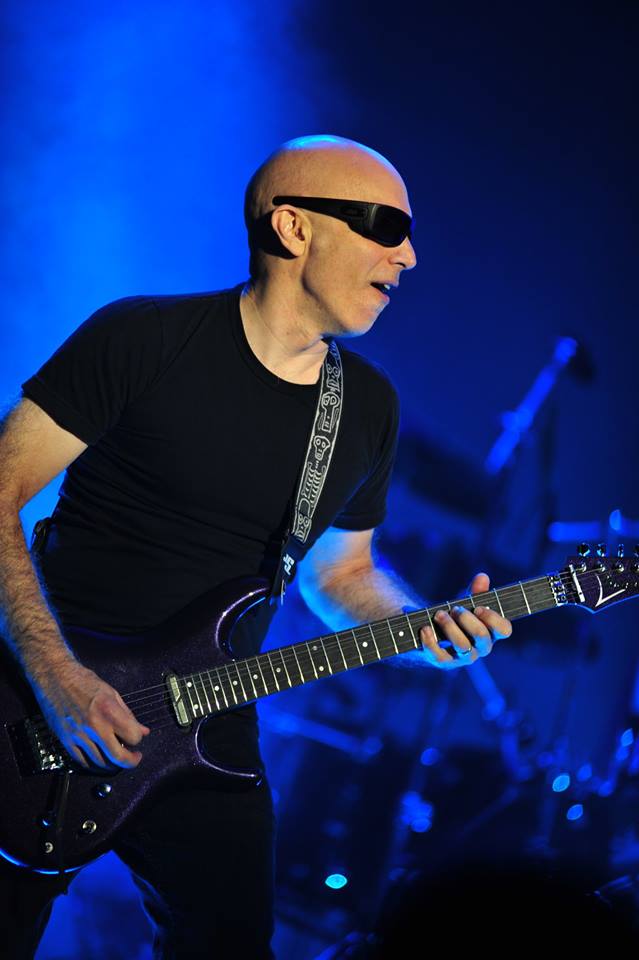 Joe Satriani @ OLT Rivierenhof, picture 5, photographed by Gunther Moens - FrontView Magazine