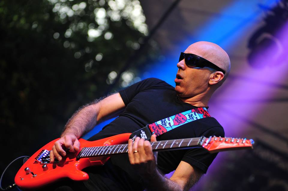 Joe Satriani @ OLT Rivierenhof, picture 8, photographed by Gunther Moens - FrontView Magazine