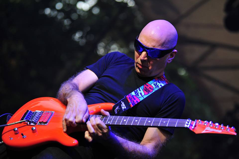 Joe Satriani @ OLT Rivierenhof, picture 16, photographed by Gunther Moens - FrontView Magazine
