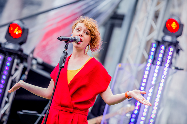 KetnetBand & Slongs Dievanongs @ Grote Markt Antwerpen, picture 2, photographed by Elke Briers - FrontView Magazine